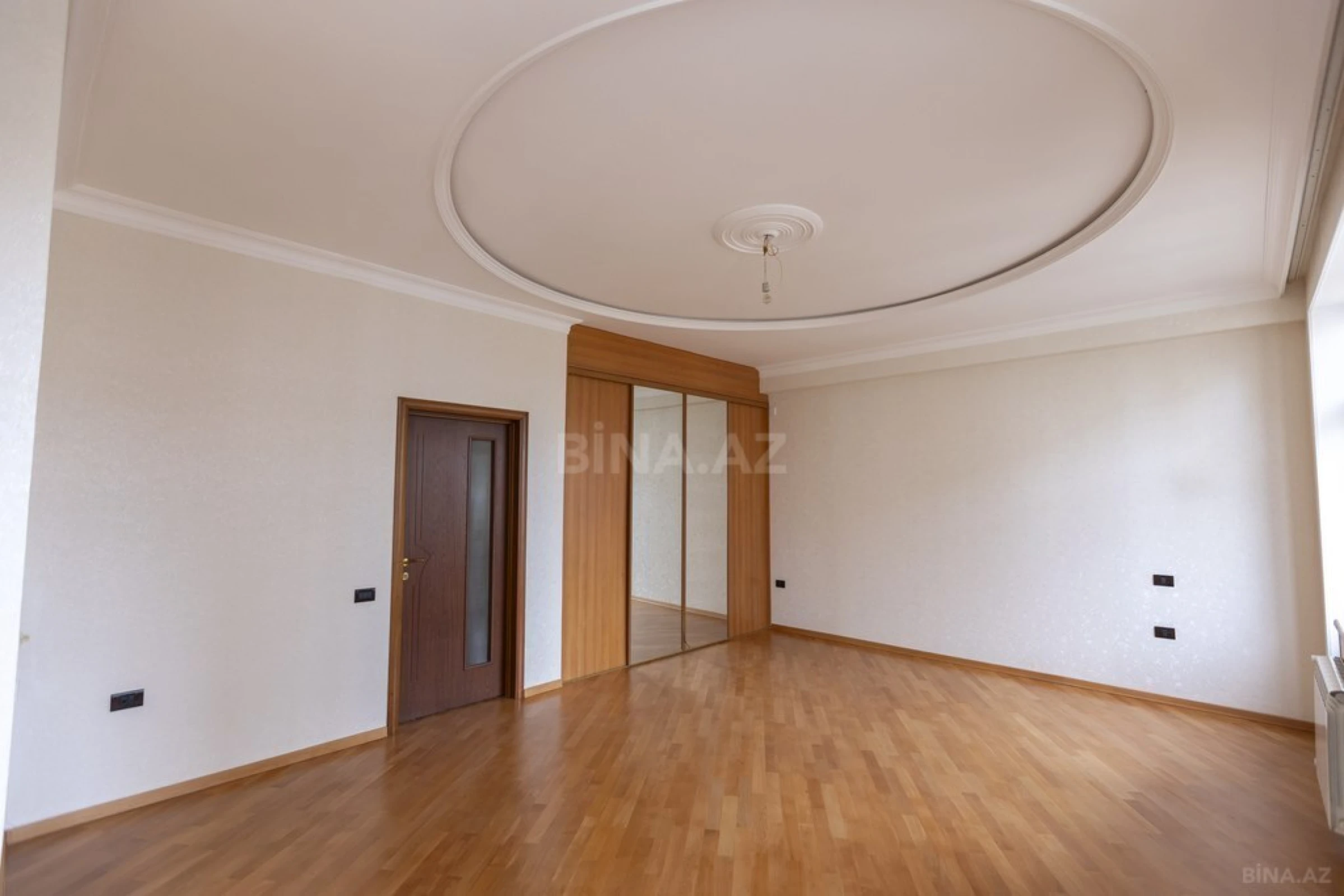 Satılır 4 otaqlı mənzil 210 m²