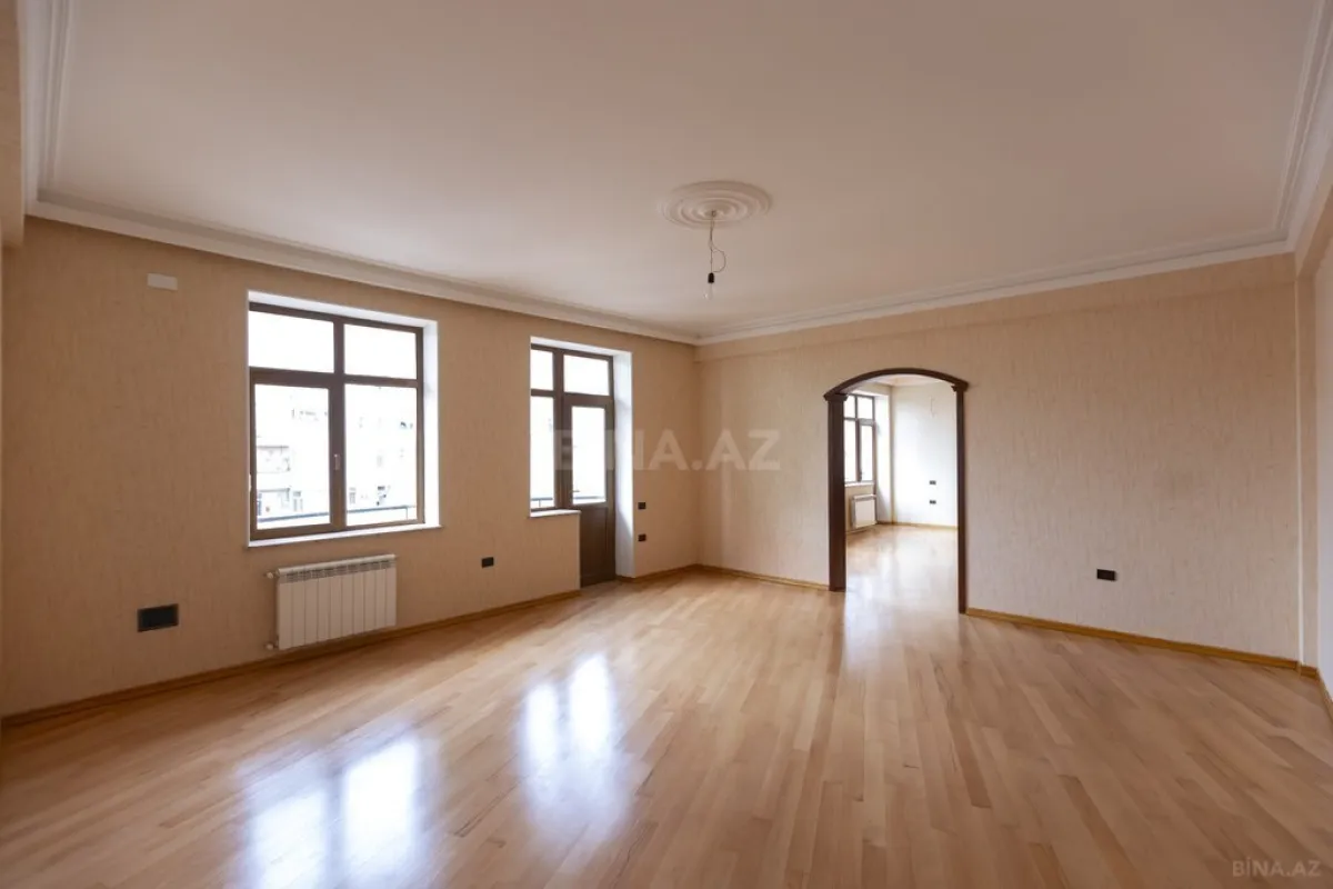 Satılır 4 otaqlı mənzil 210 m²