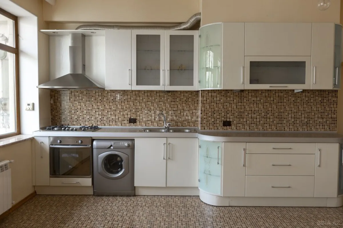 Satılır 4 otaqlı mənzil 210 m²