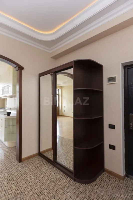 Satılır 4 otaqlı mənzil 210 m²