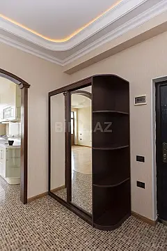Satılır 4 otaqlı mənzil 210 m²