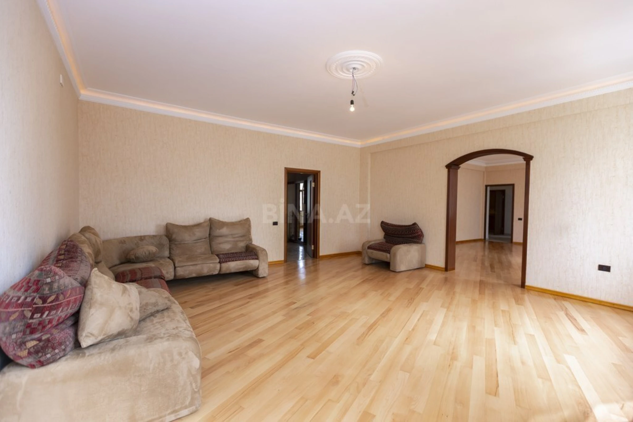 Satılır 4 otaqlı mənzil 210 m²