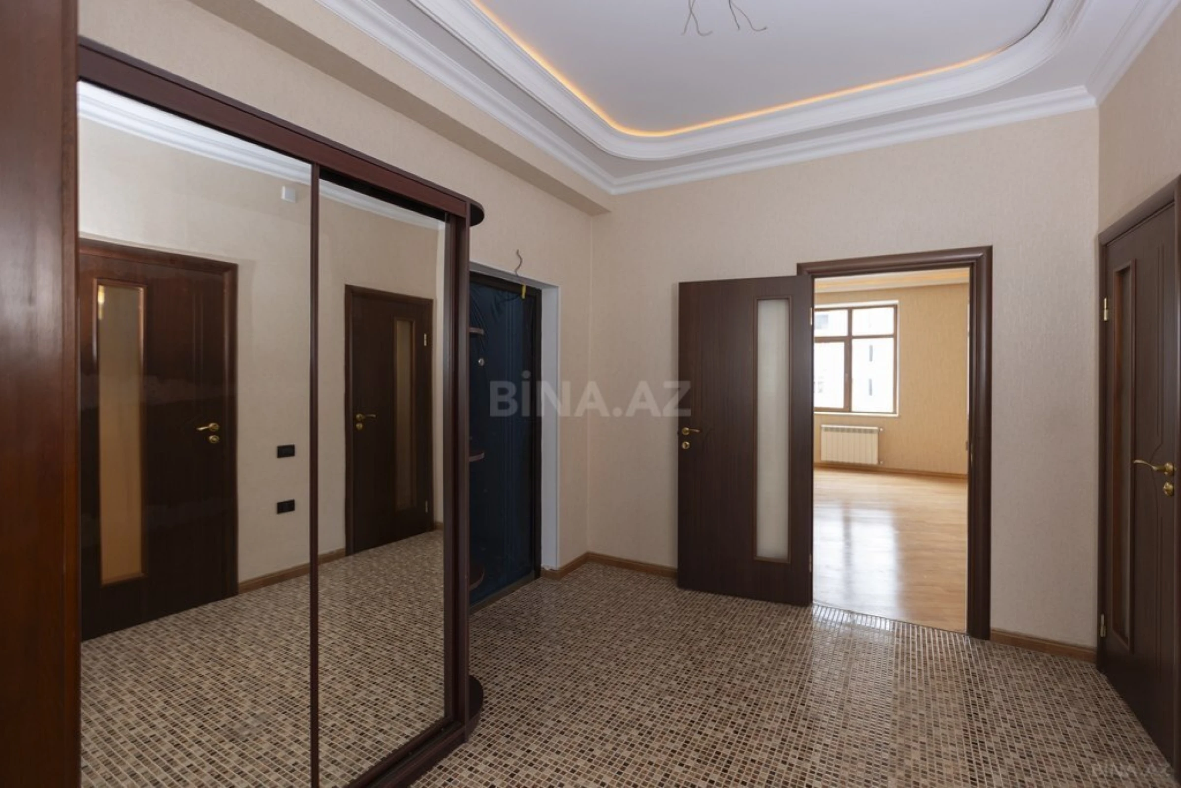 Satılır 4 otaqlı mənzil 210 m²