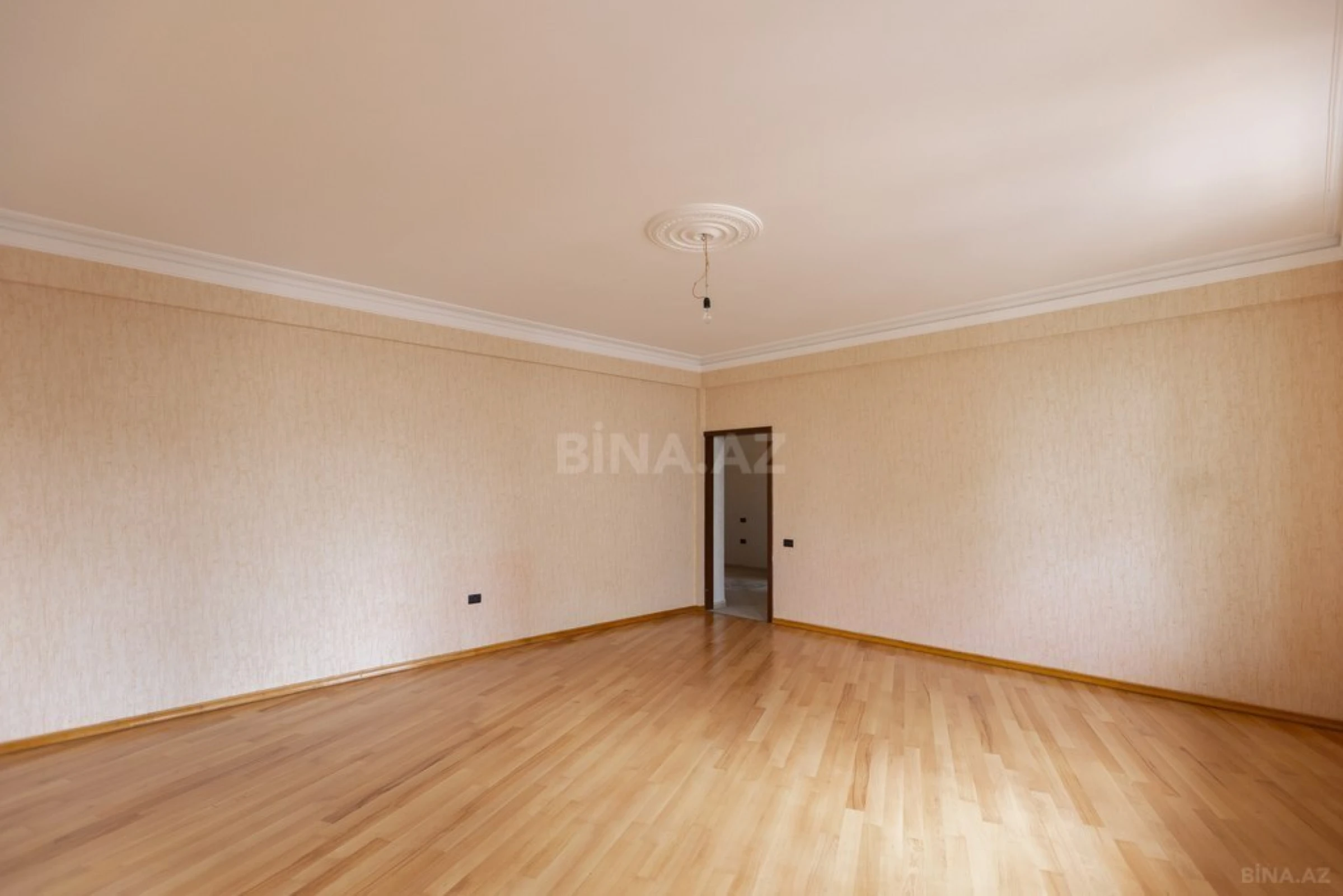 Satılır 4 otaqlı mənzil 210 m²