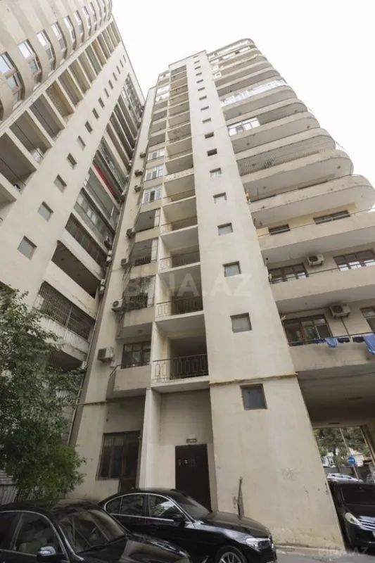 Satılır 4 otaqlı mənzil 210 m²