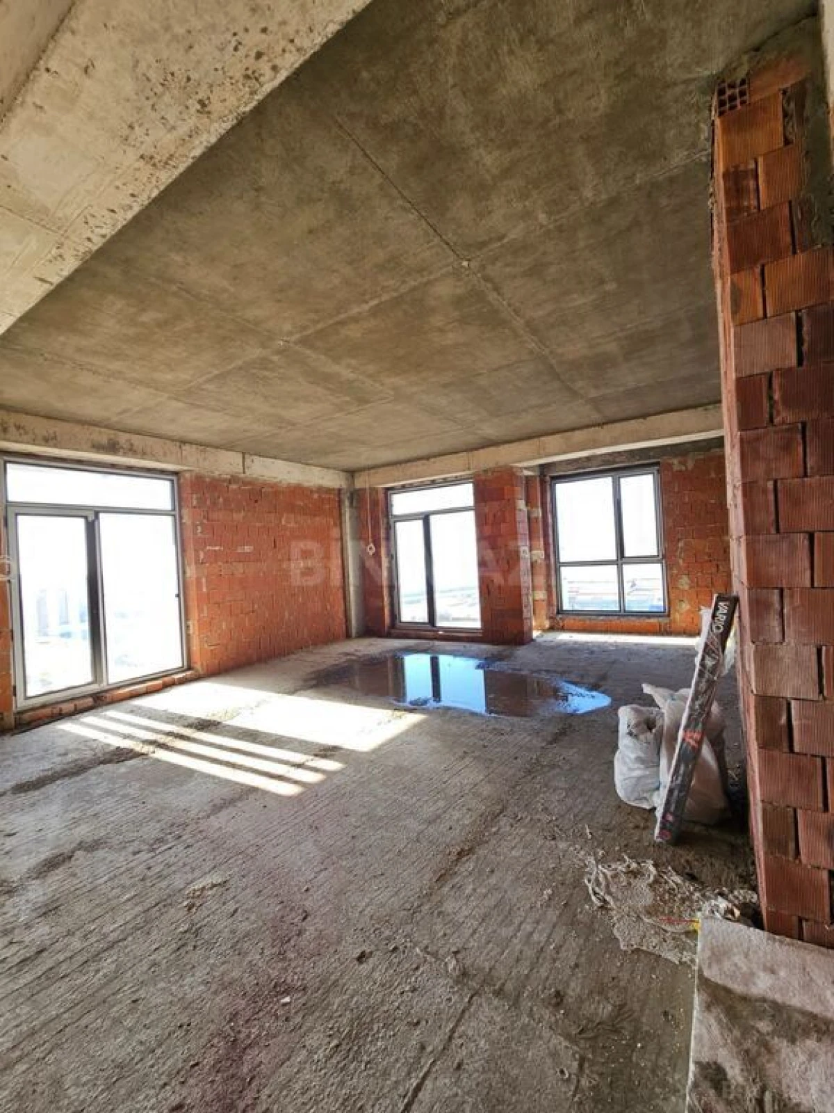 Satılır 3 otaqlı mənzil 130 m²