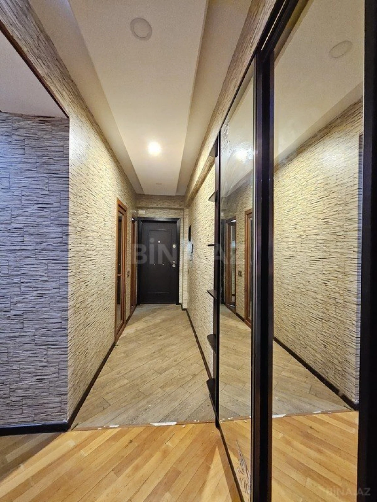Satılır 3 otaqlı mənzil 107 m²