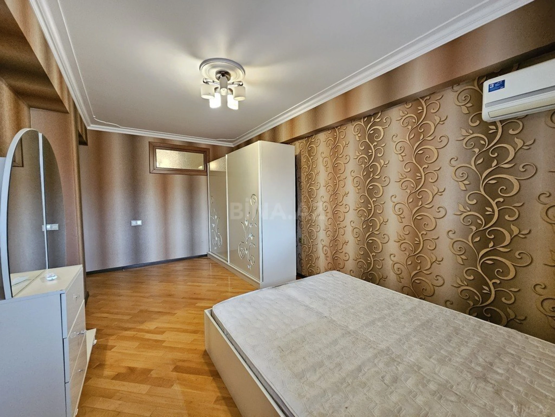 Satılır 3 otaqlı mənzil 107 m²