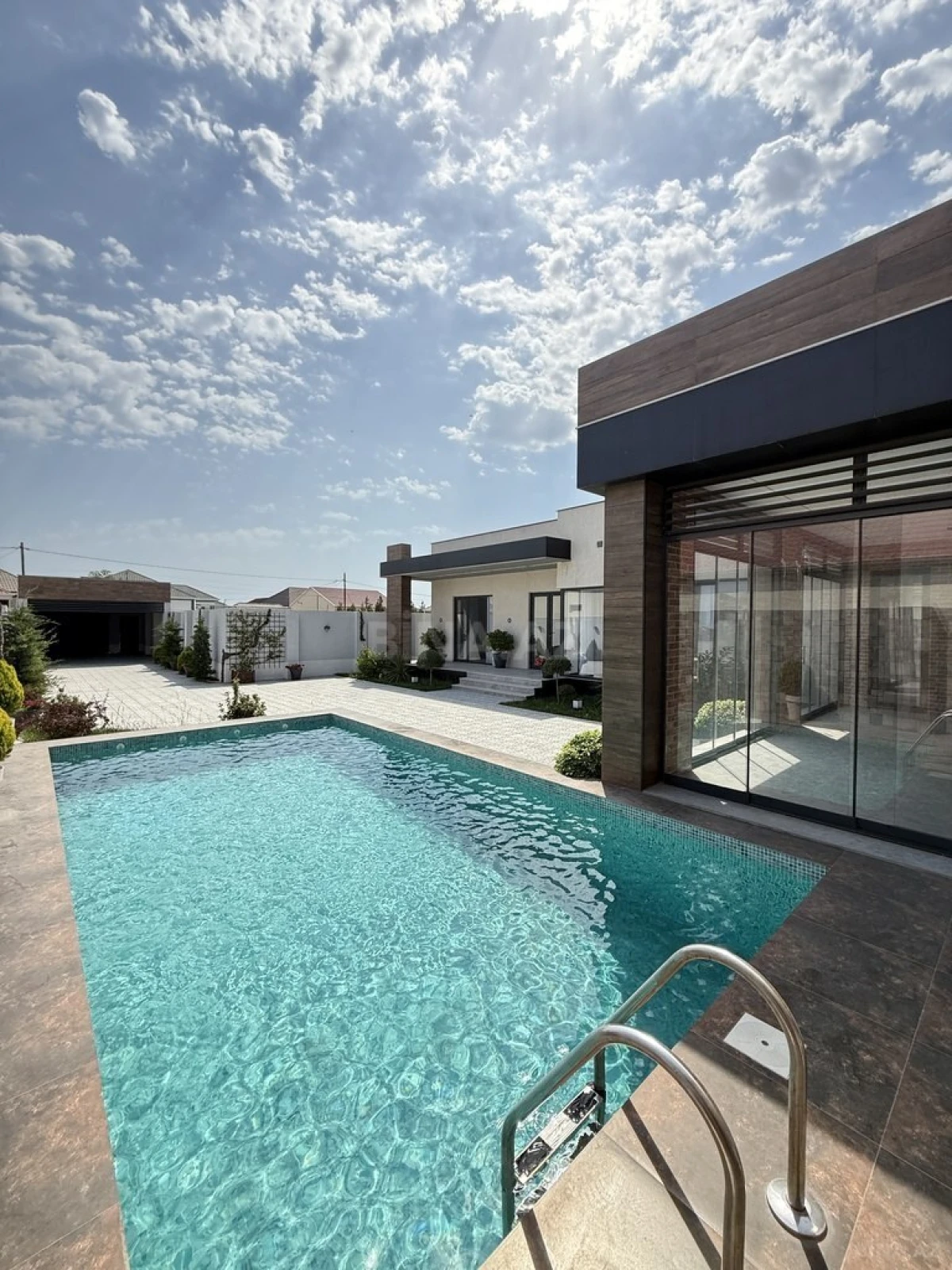 Satılır 4 otaqlı həyət evi 200 m²