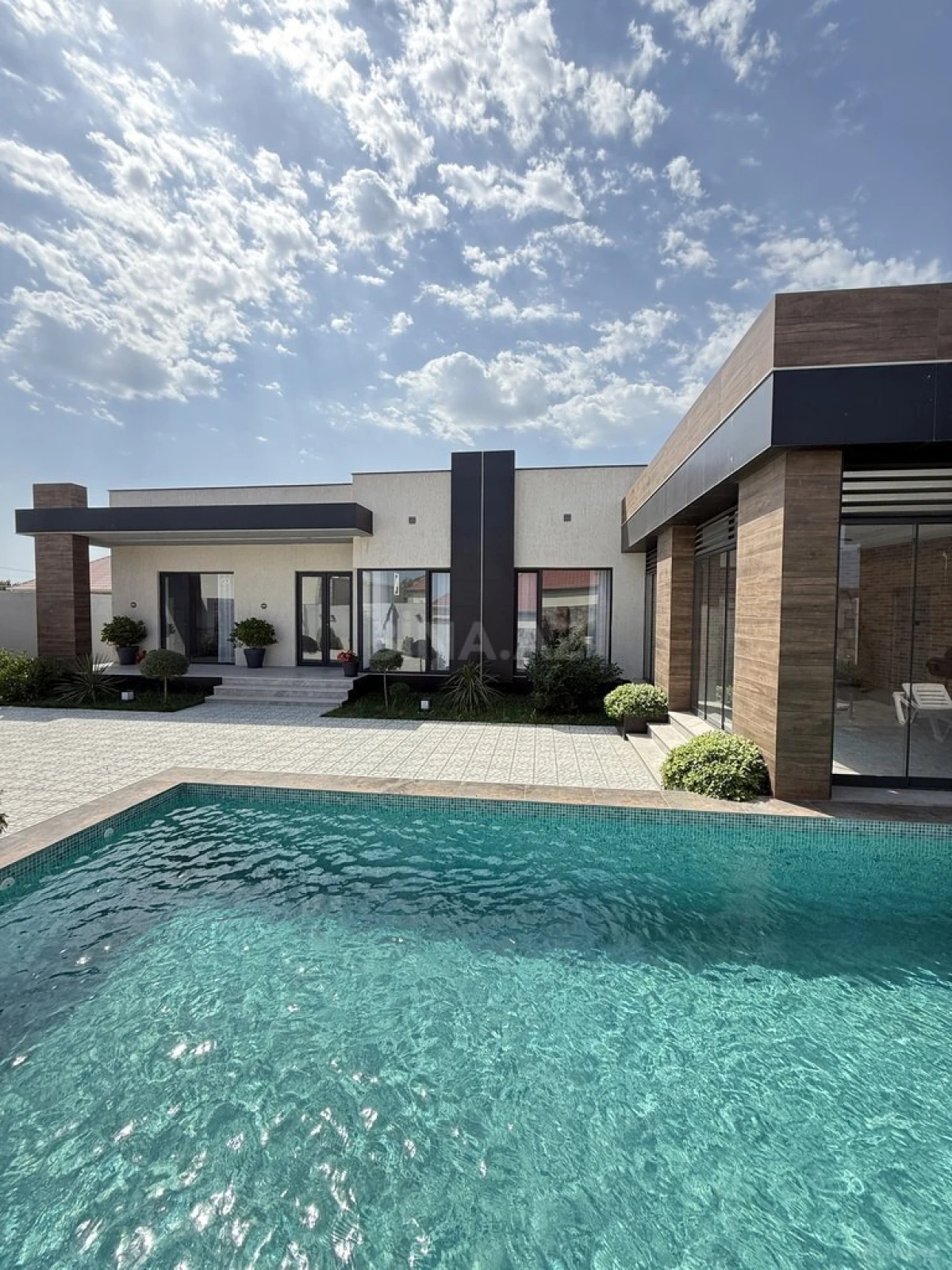 Satılır 4 otaqlı həyət evi 200 m²