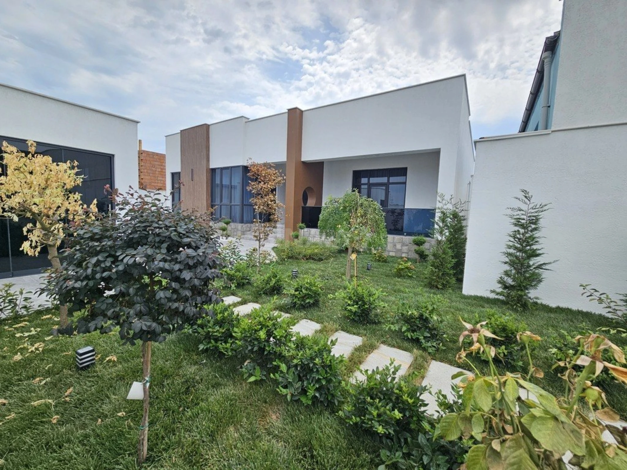 Satılır 4 otaqlı həyət evi 200 m²
