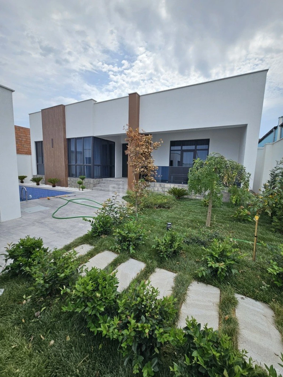 Satılır 4 otaqlı həyət evi 200 m²