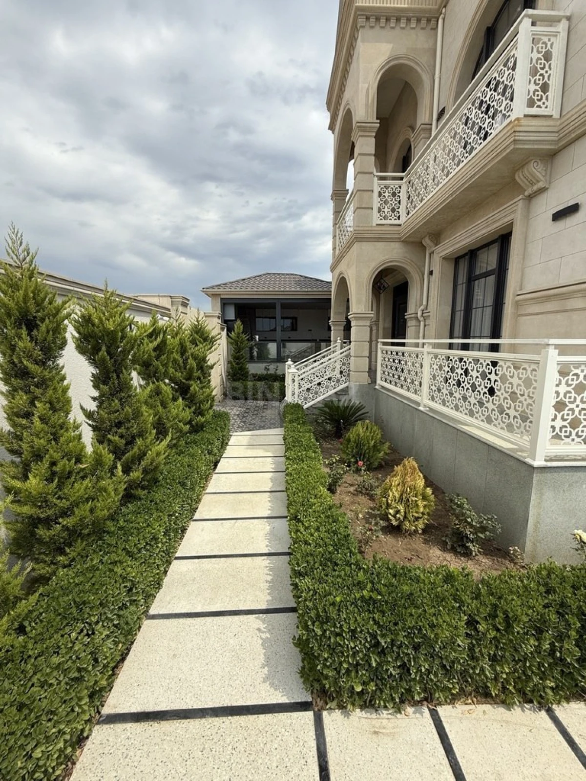 Satılır 6 otaqlı həyət evi 450 m²