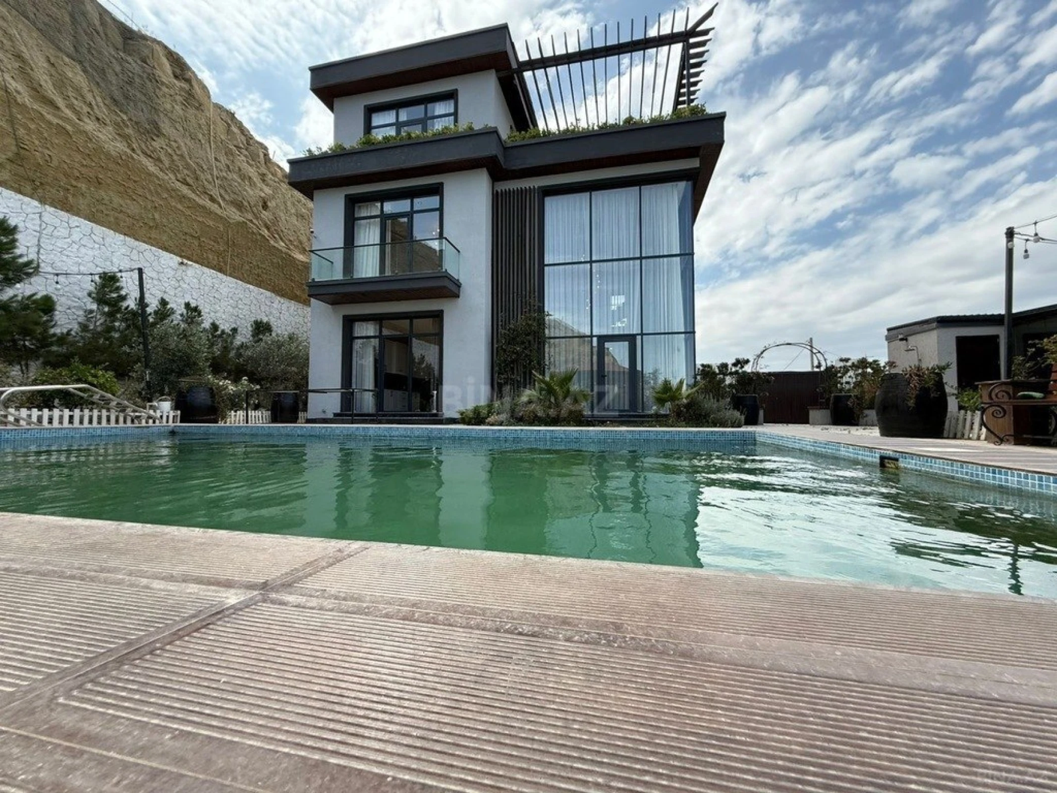 Satılır 5 otaqlı həyət evi 500 m²