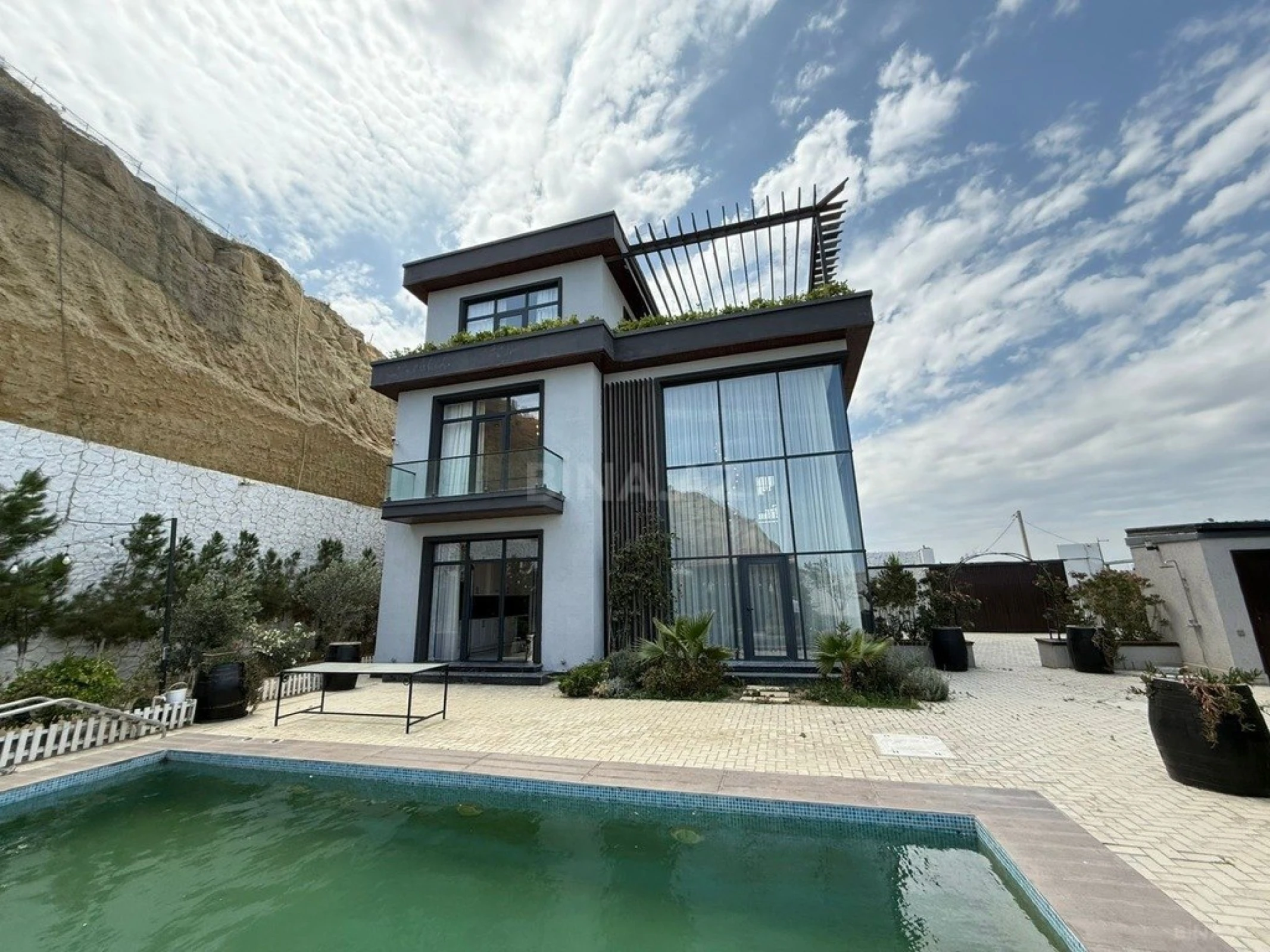 Satılır 5 otaqlı həyət evi 500 m²