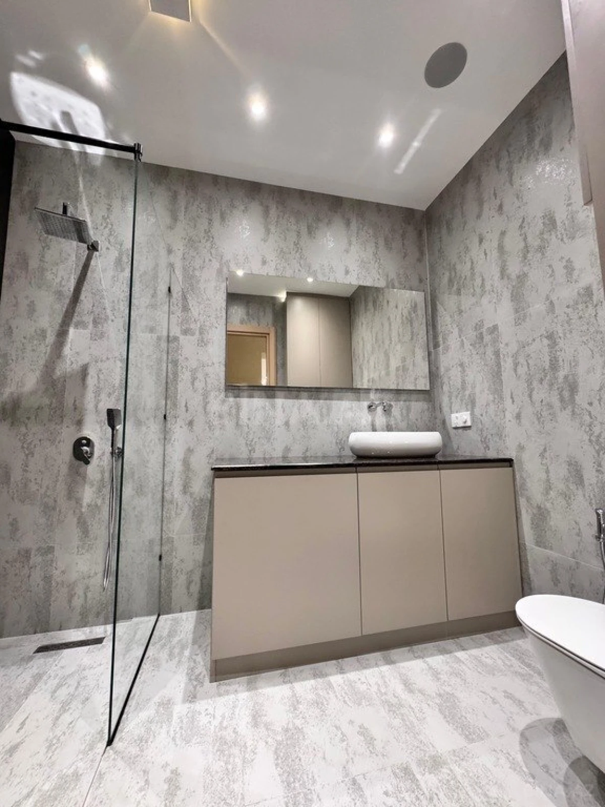 Satılır 3 otaqlı mənzil 145 m²