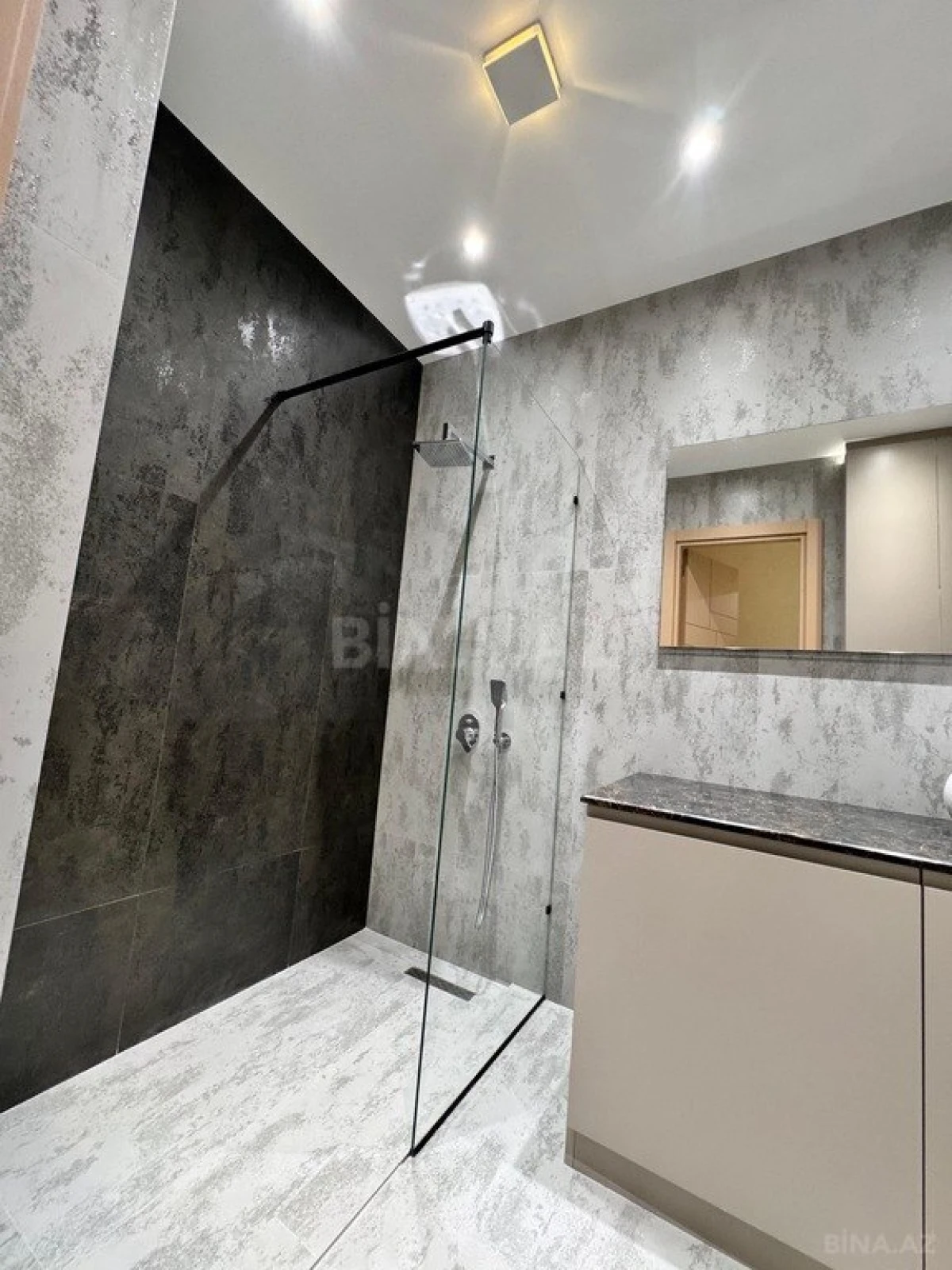 Satılır 3 otaqlı mənzil 145 m²