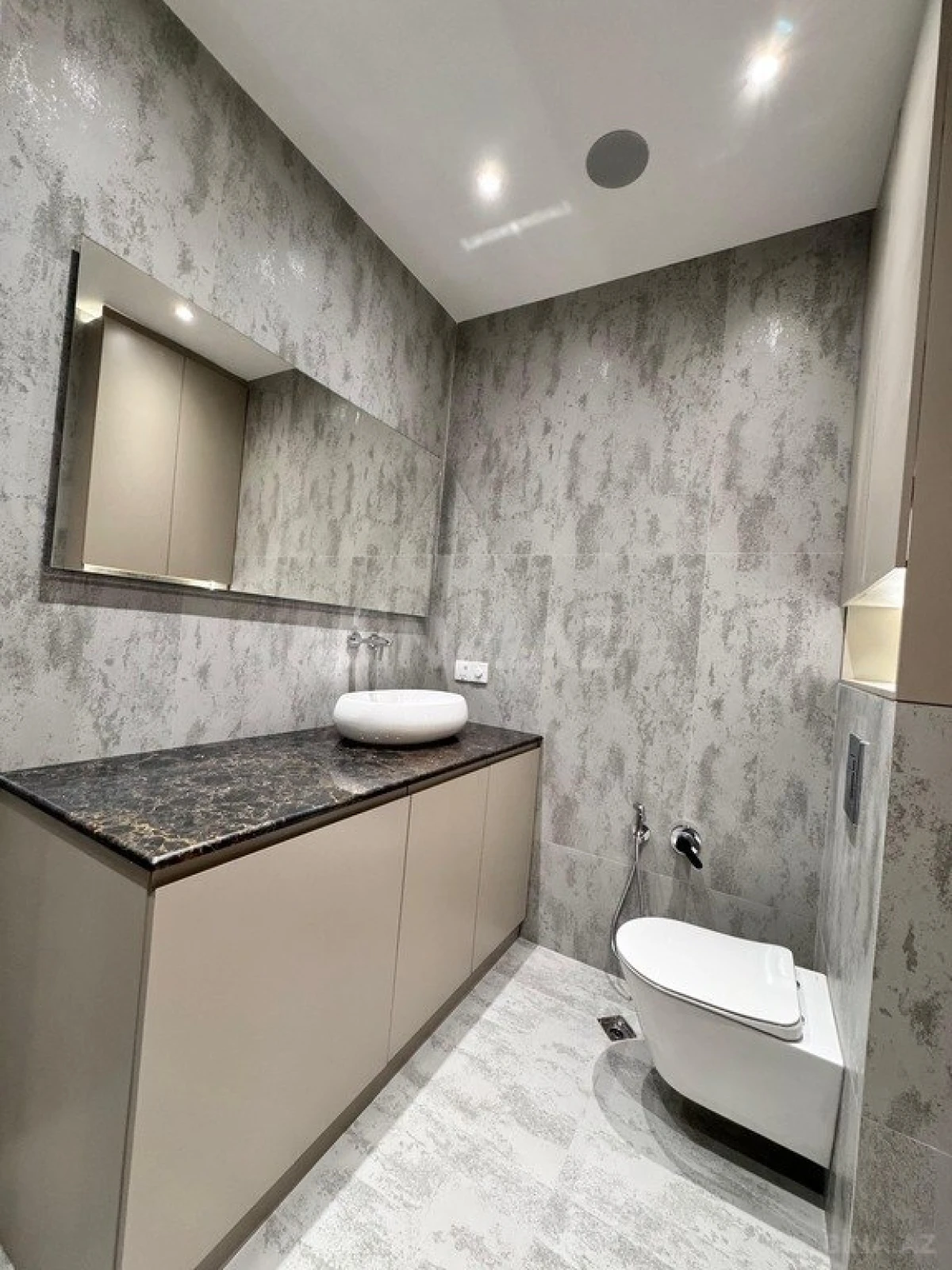 Satılır 3 otaqlı mənzil 145 m²