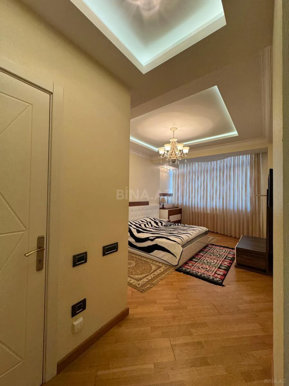 Kirayə verilir 3 otaqlı mənzil 175 m²
