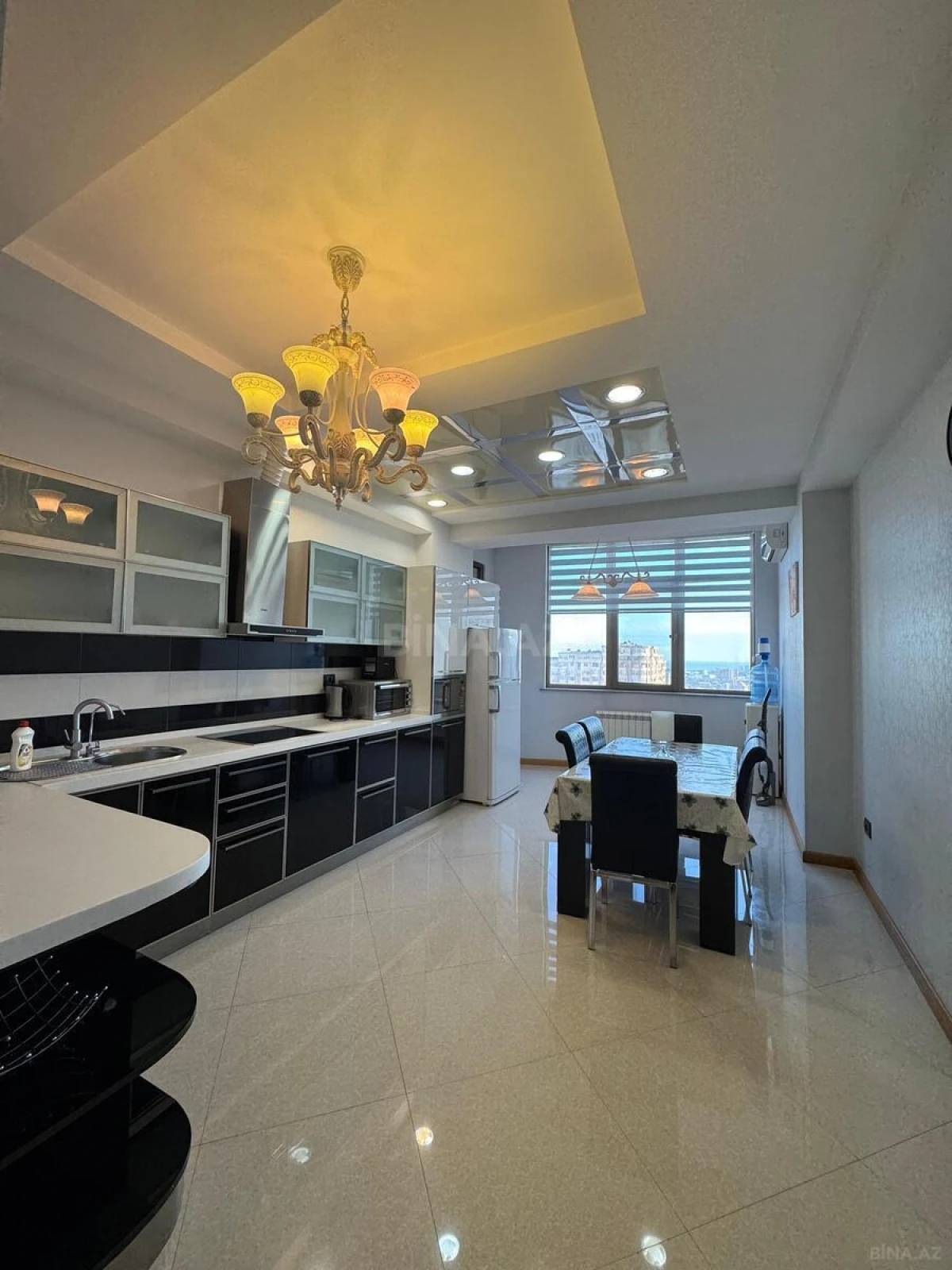 Kirayə verilir 3 otaqlı mənzil 175 m²