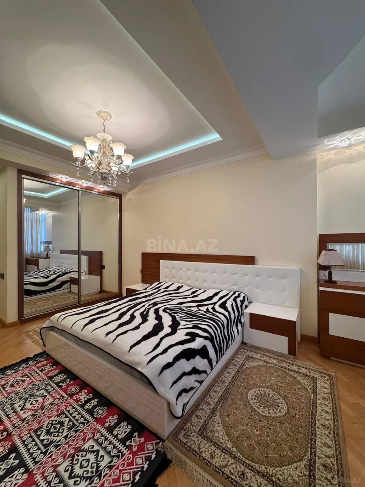 Kirayə verilir 3 otaqlı mənzil 175 m²