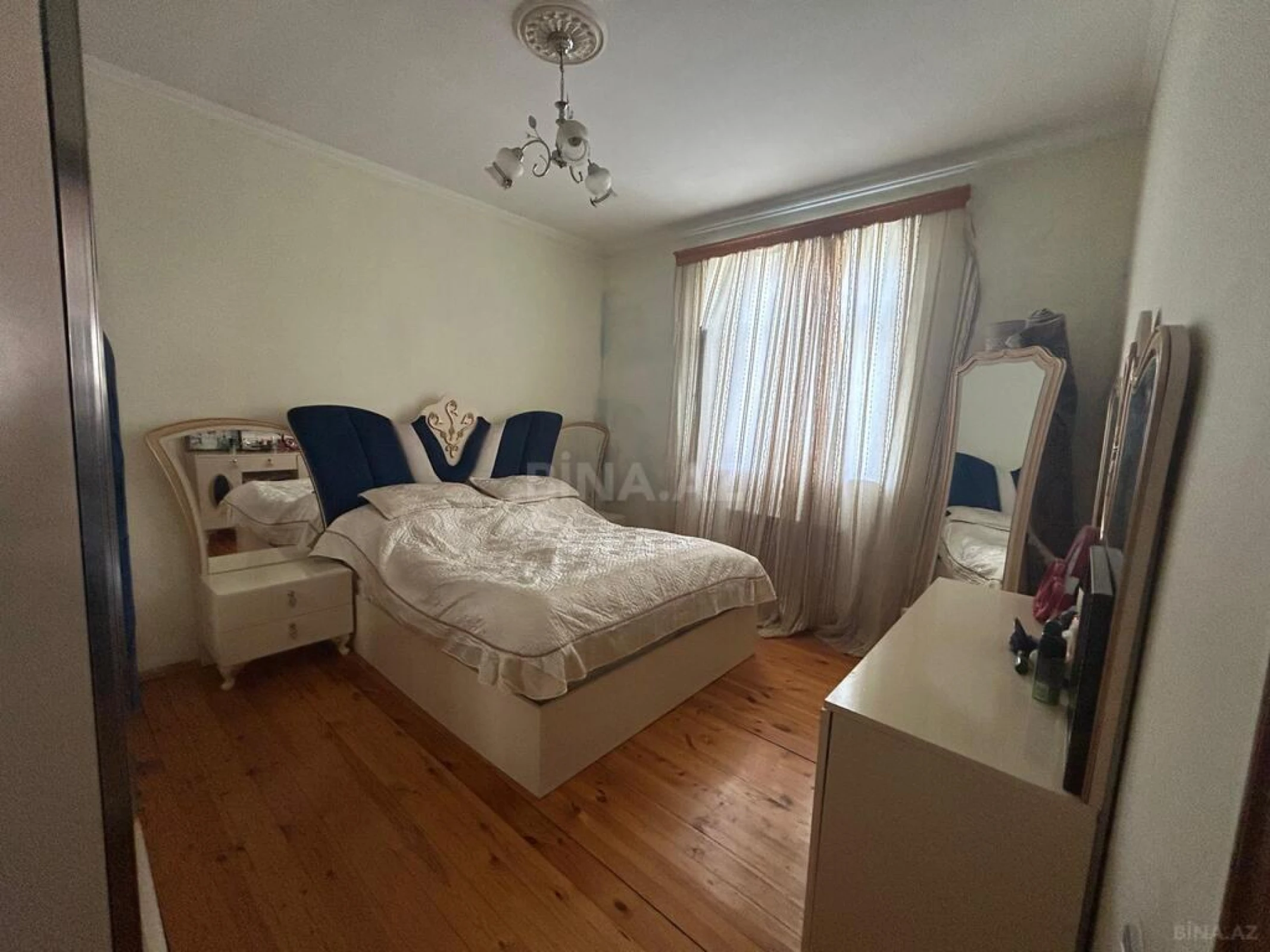 Satılır 8 otaqlı həyət evi 216 m²
