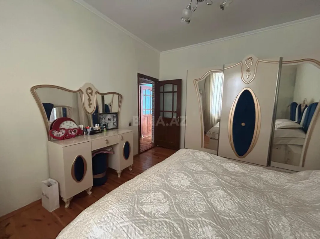 Satılır 8 otaqlı həyət evi 216 m²
