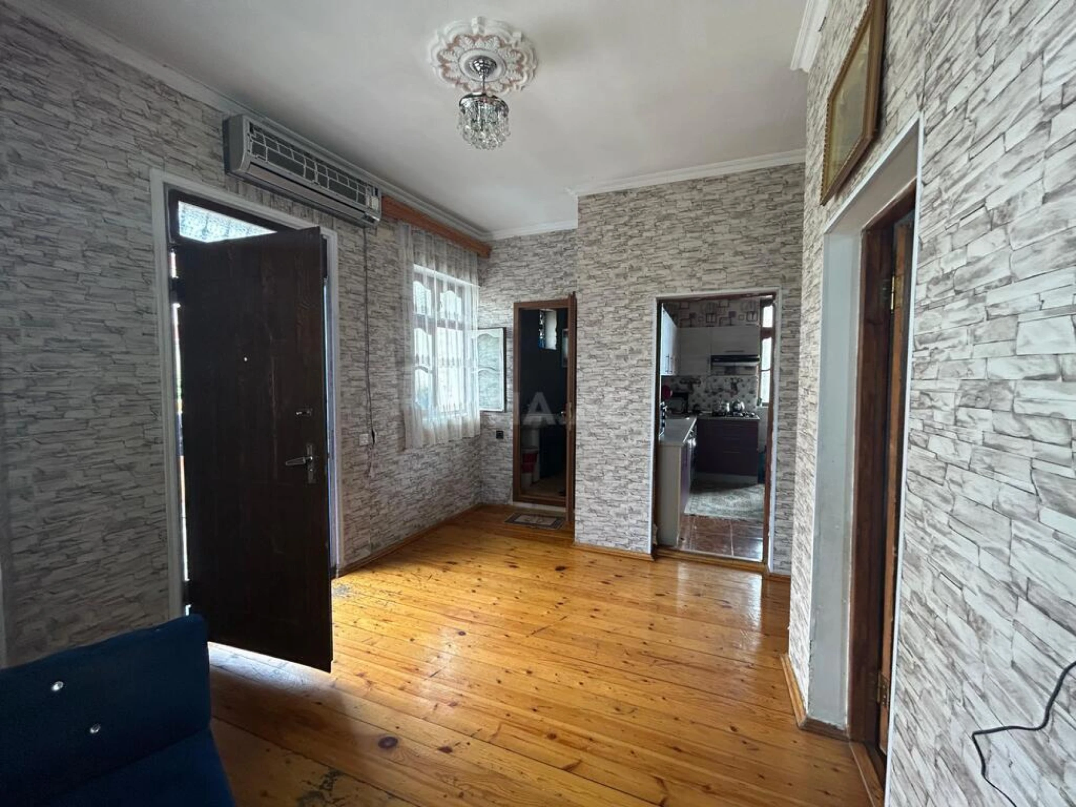 Satılır 8 otaqlı həyət evi 216 m²