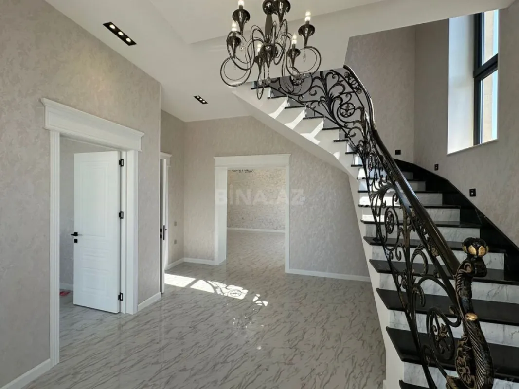 Satılır 5 otaqlı həyət evi 270 m²