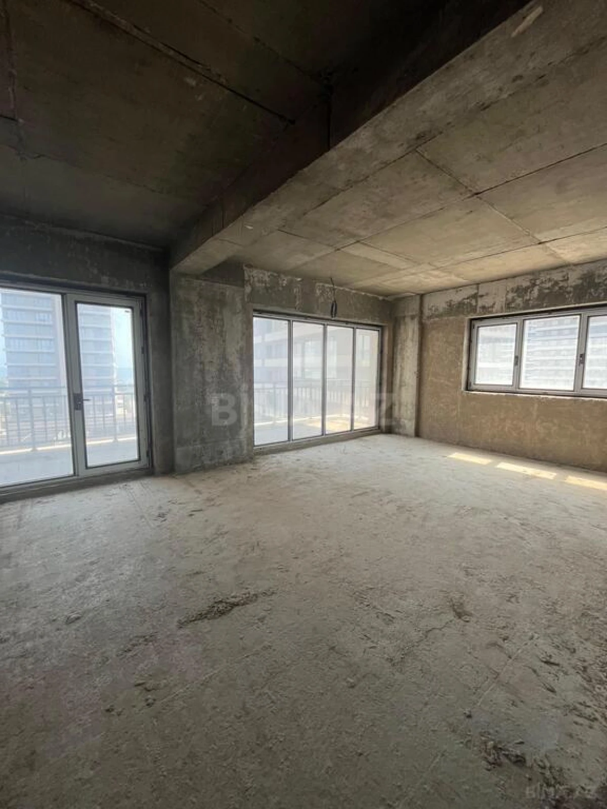 Satılır 4 otaqlı mənzil 194 m²