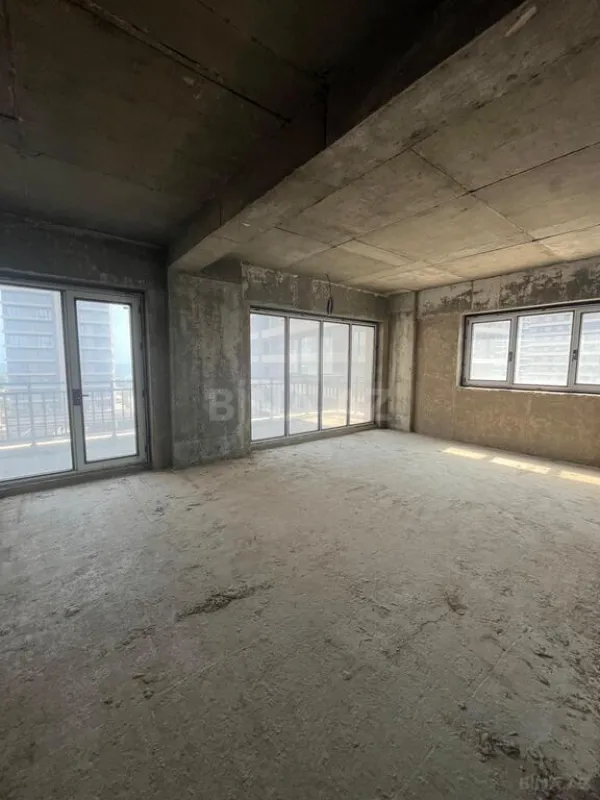 Satılır 4 otaqlı mənzil 194 m²