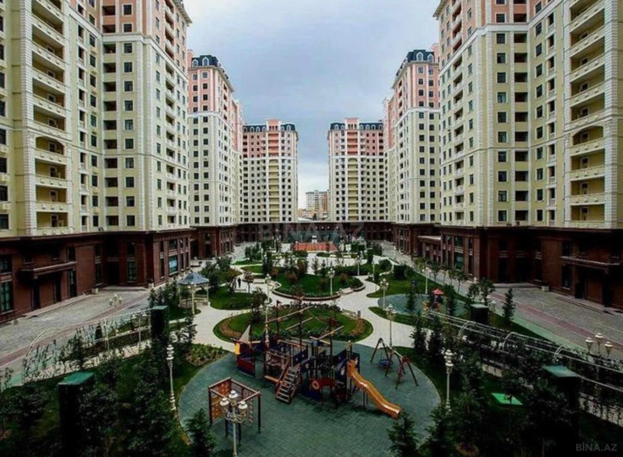 Satılır 6 otaqlı mənzil 452 m²