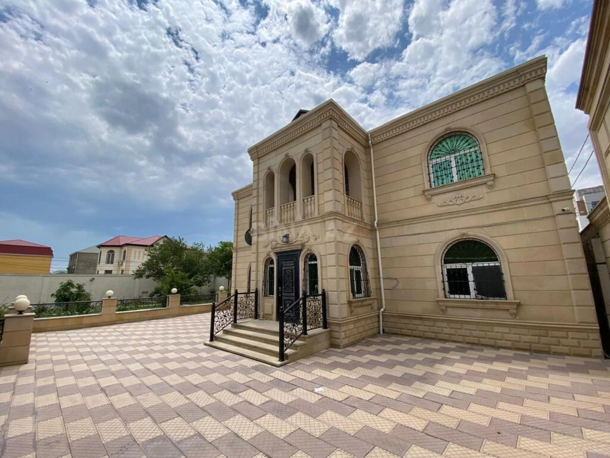 Satılır 7 otaqlı həyət evi 500 m²