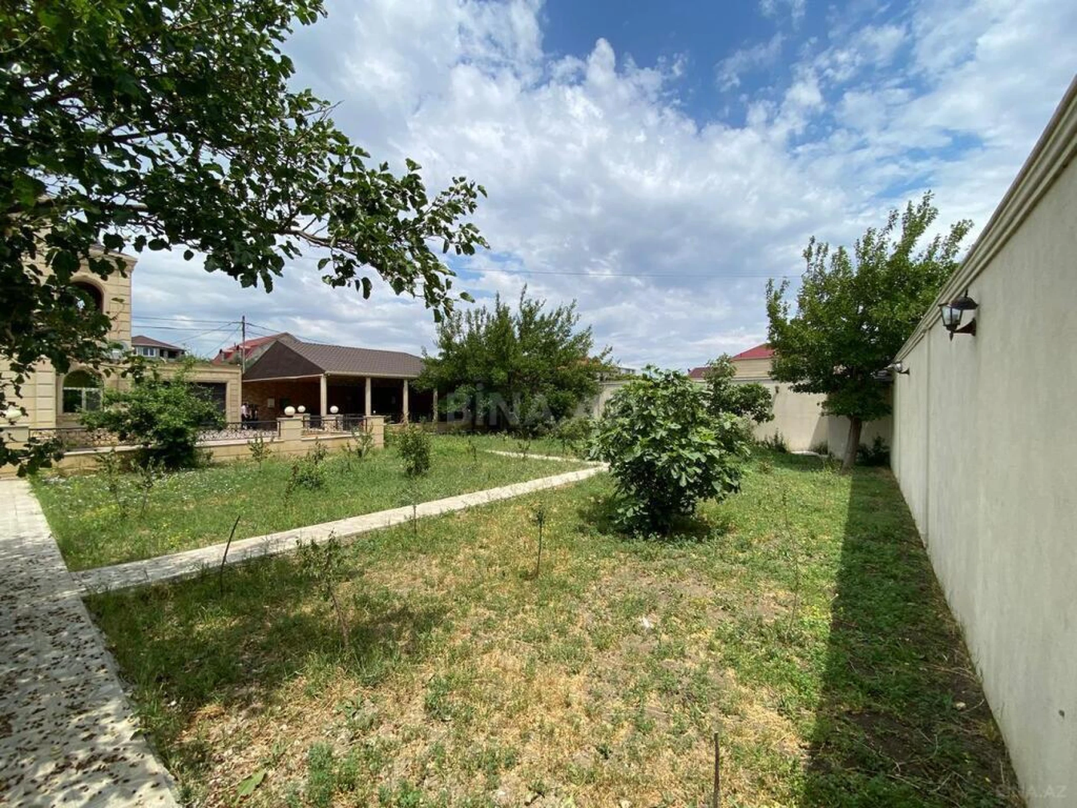 Satılır 7 otaqlı həyət evi 500 m²