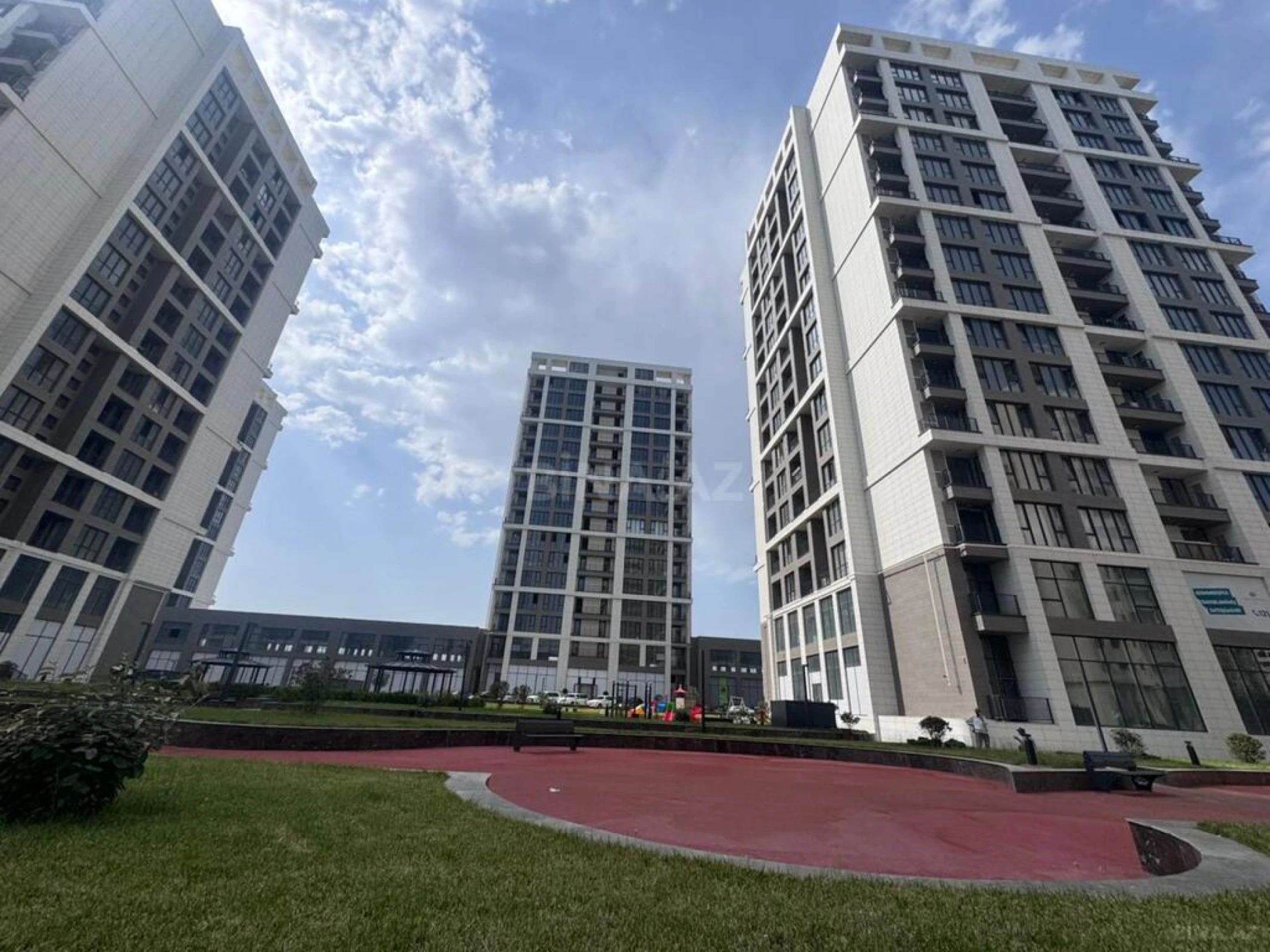 Satılır 2 otaqlı mənzil 117 m²