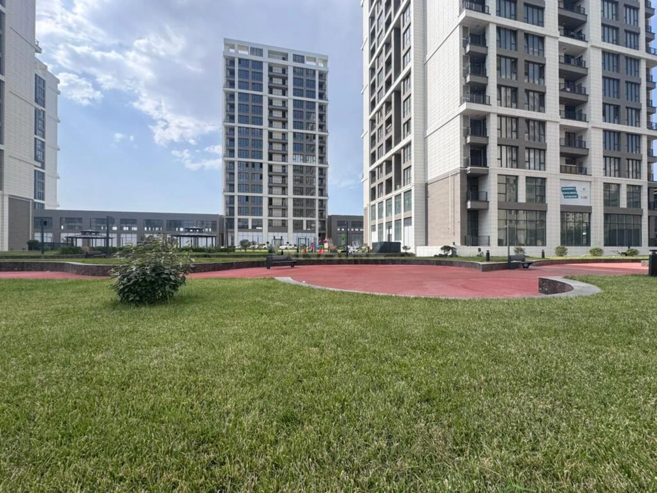 Satılır 2 otaqlı mənzil 117 m²