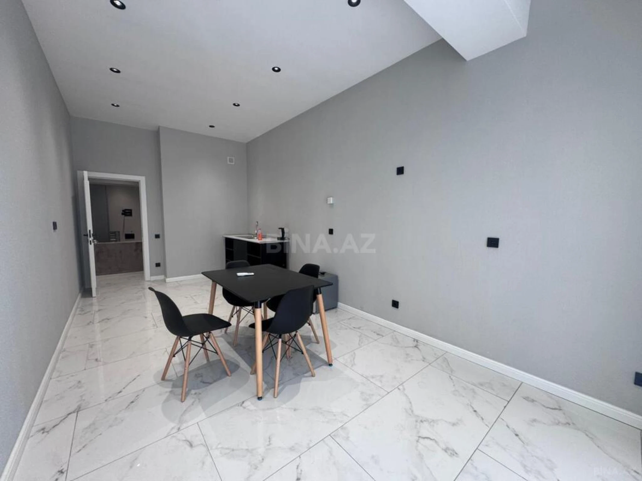 Satılır 2 otaqlı mənzil 117 m²