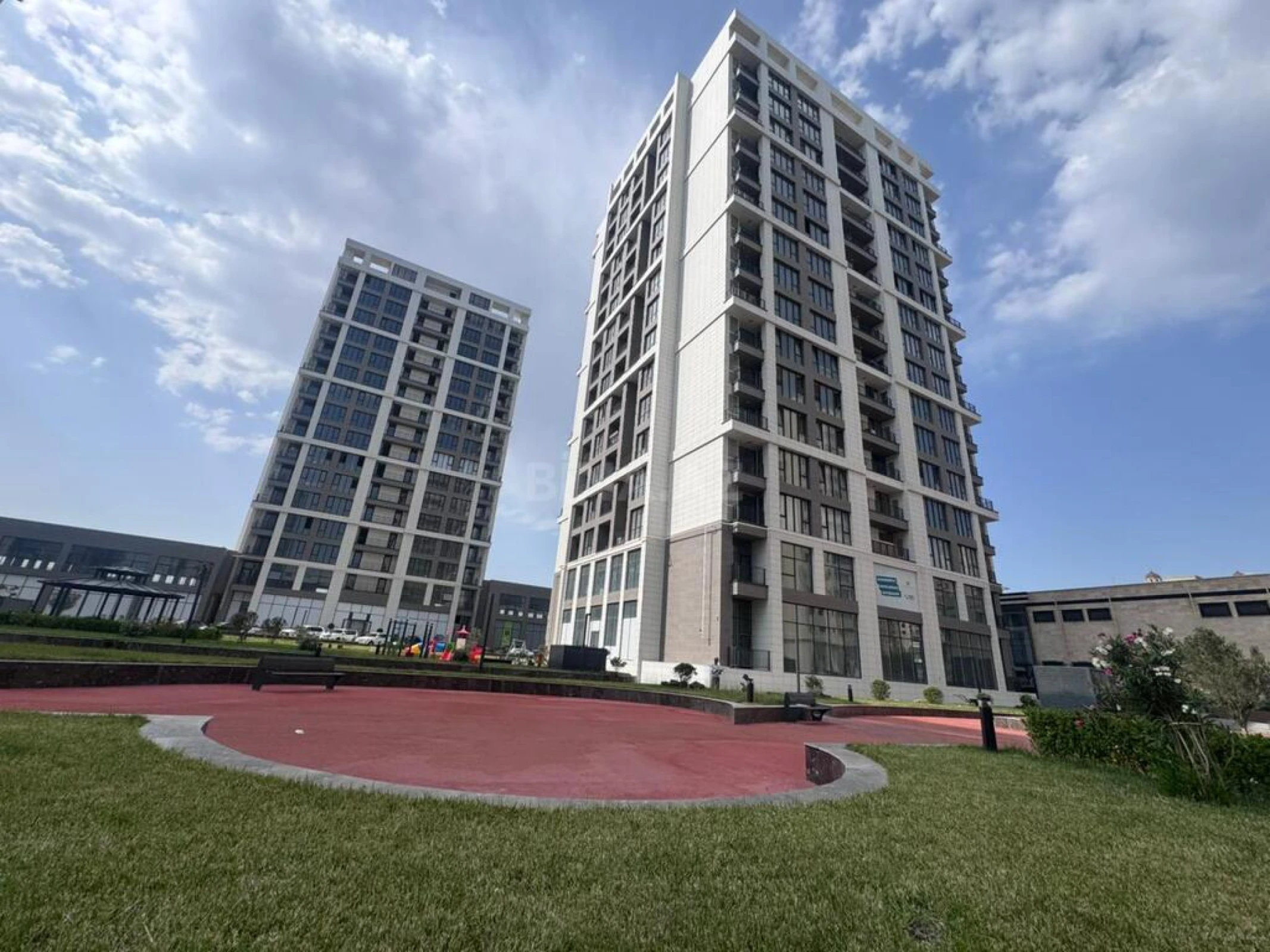 Satılır 2 otaqlı mənzil 117 m²