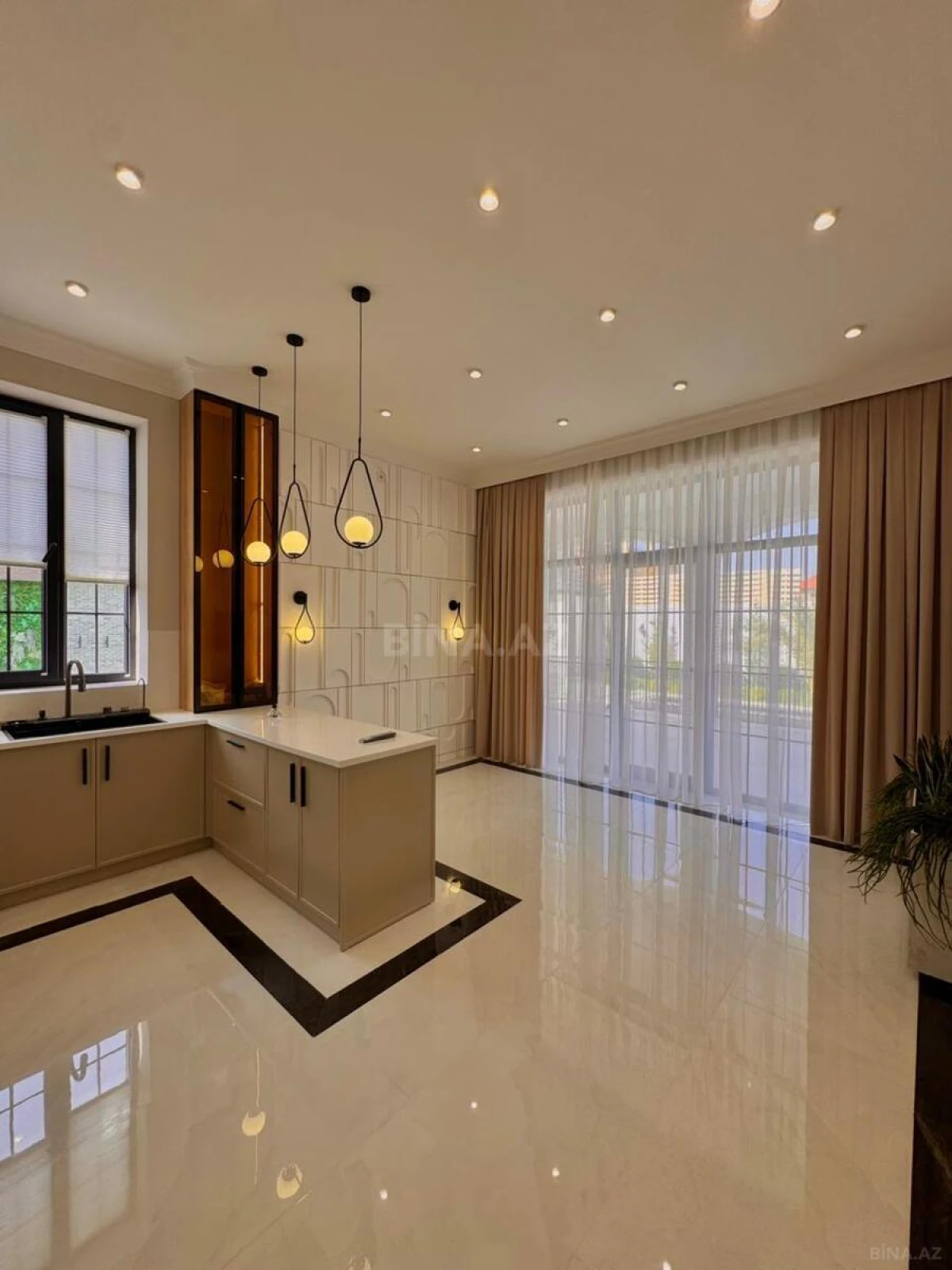 Satılır 6 otaqlı həyət evi 430 m²