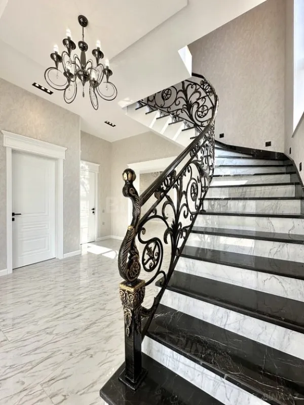 Satılır 5 otaqlı həyət evi 260 m²