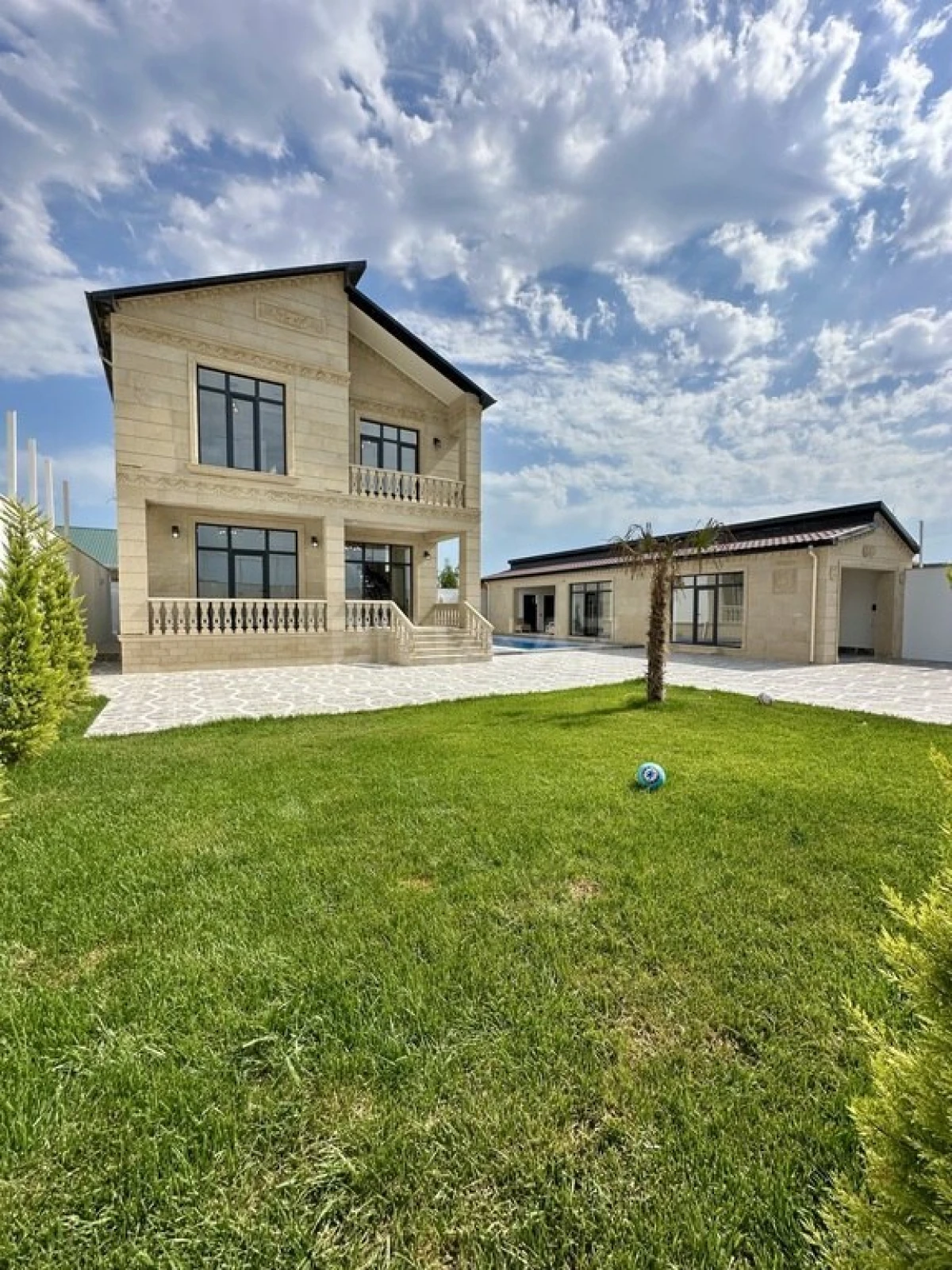 Satılır 5 otaqlı həyət evi 260 m²