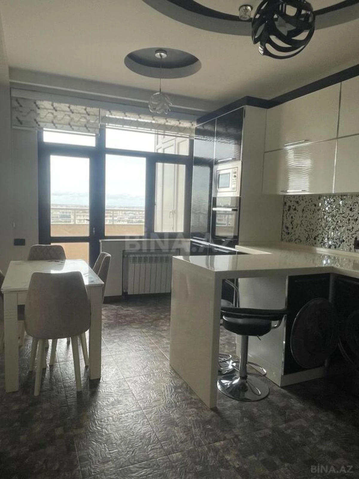 Satılır 4 otaqlı mənzil 158 m²