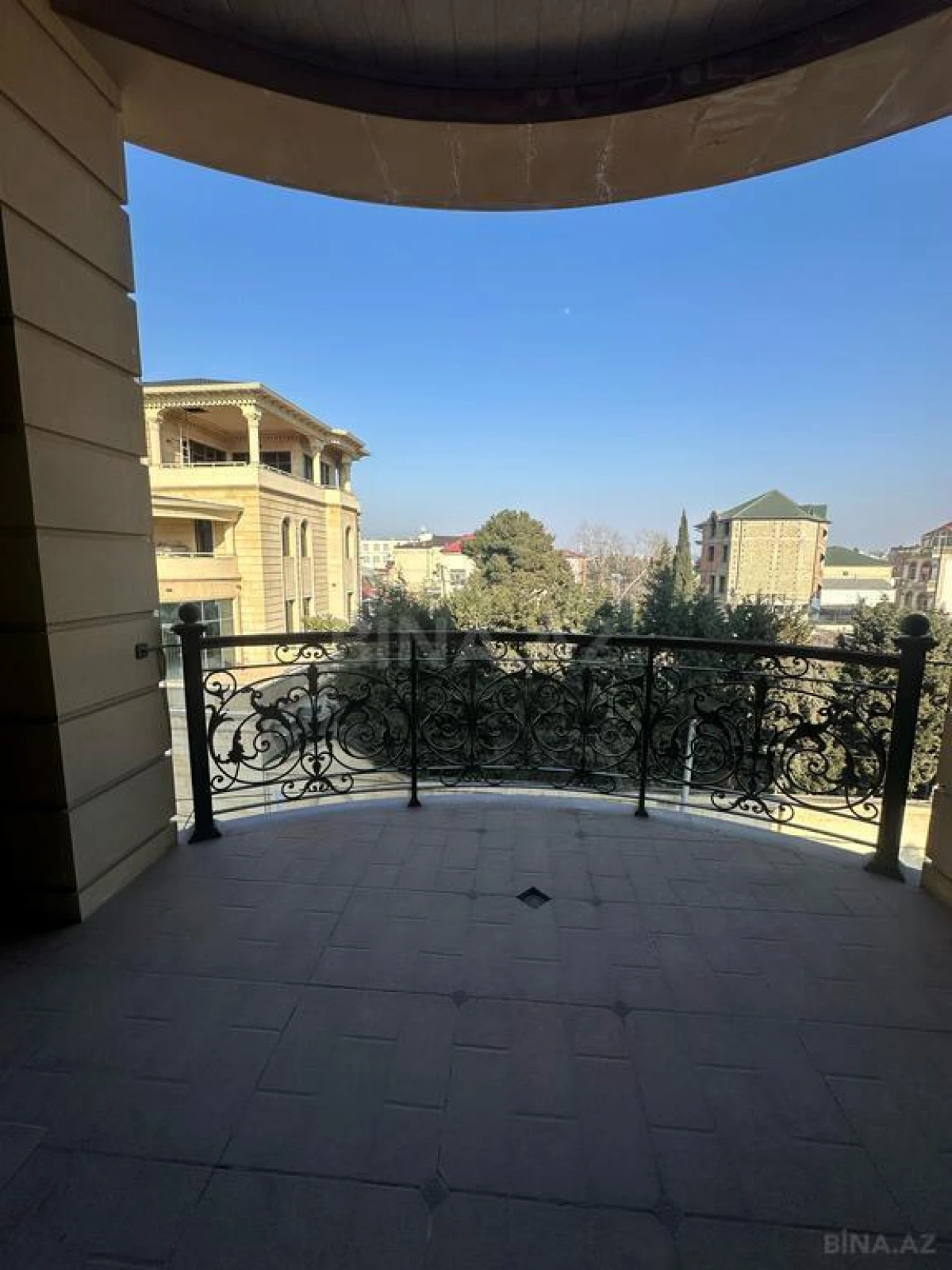 Satılır 18 otaqlı həyət evi 1200 m²