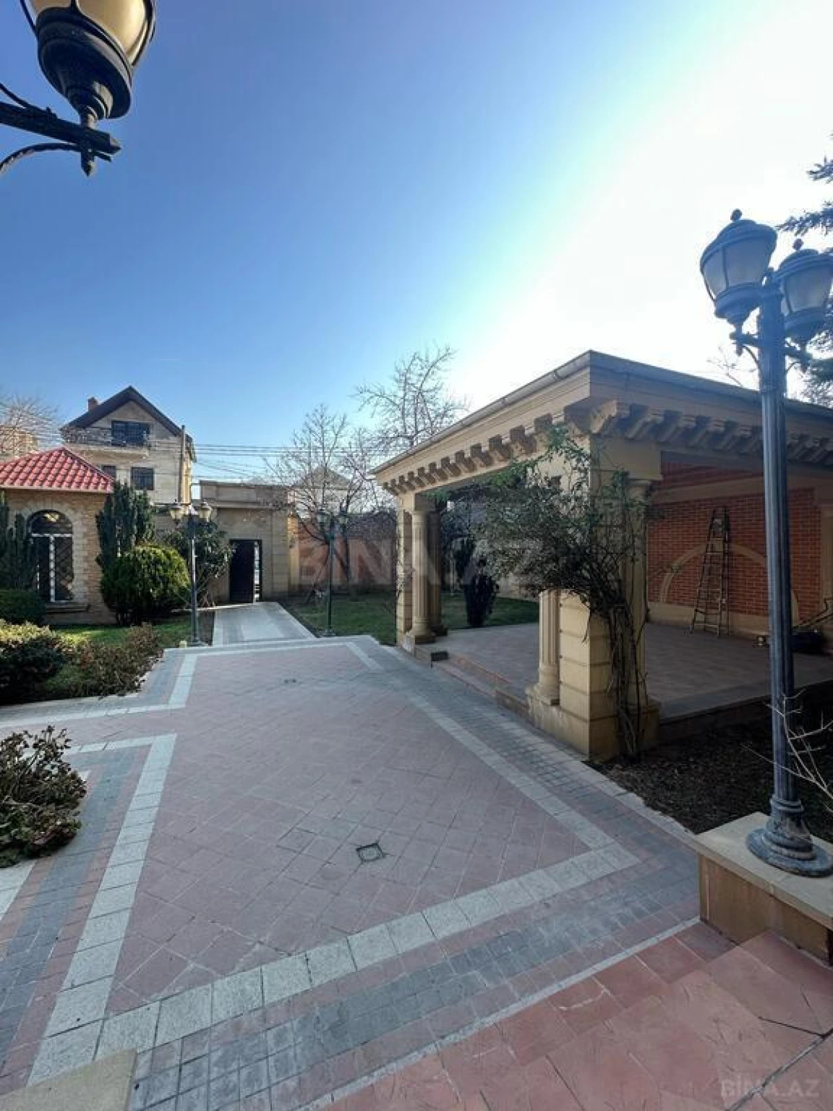 Satılır 18 otaqlı həyət evi 1200 m²