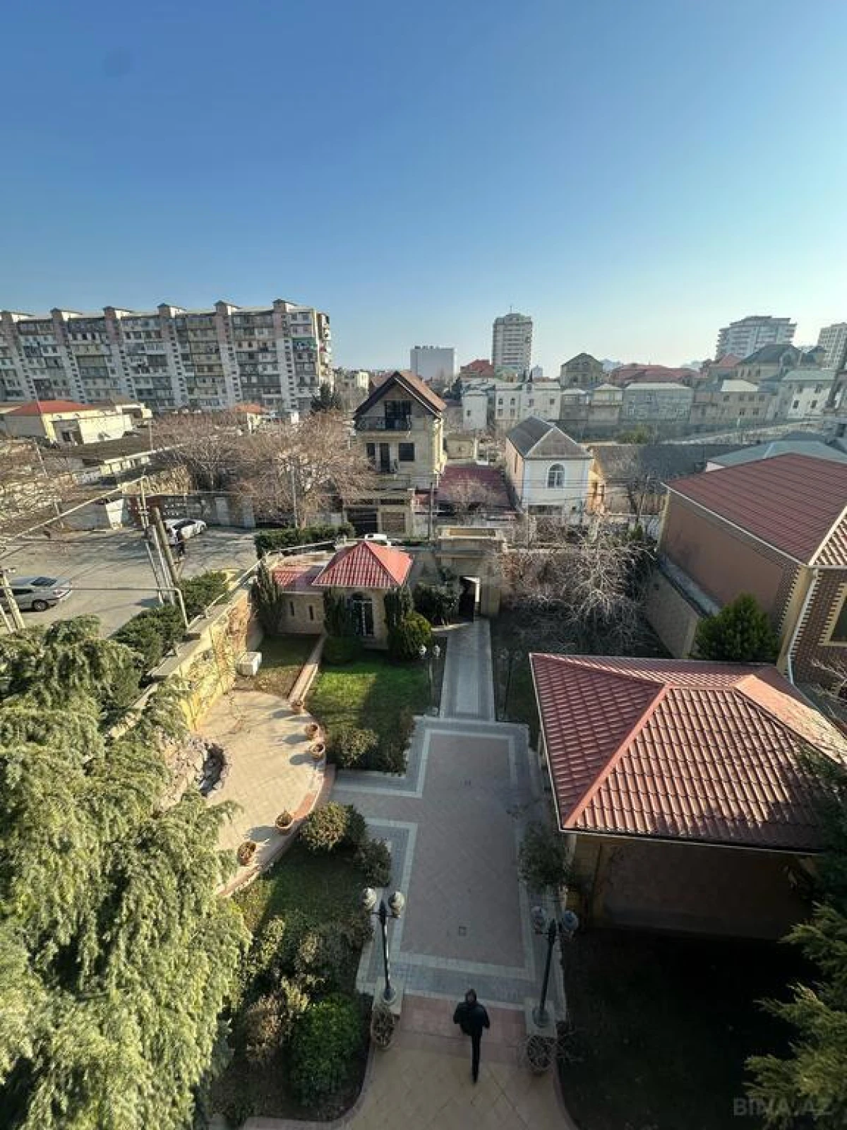 Satılır 18 otaqlı həyət evi 1200 m²