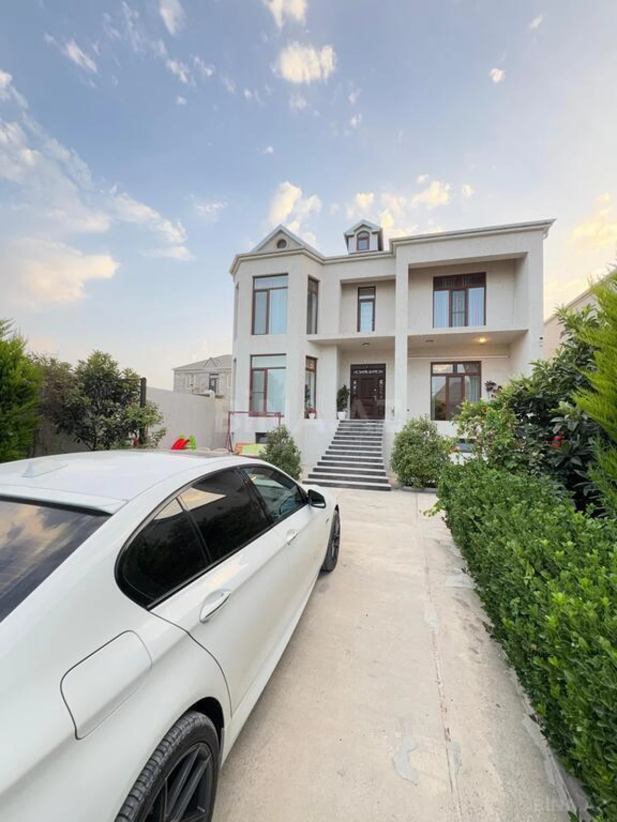 Satılır 5 otaqlı həyət evi 310 m²