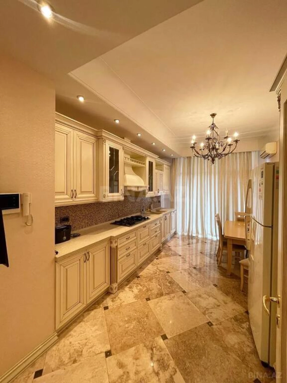 Satılır 4 otaqlı mənzil 231 m²