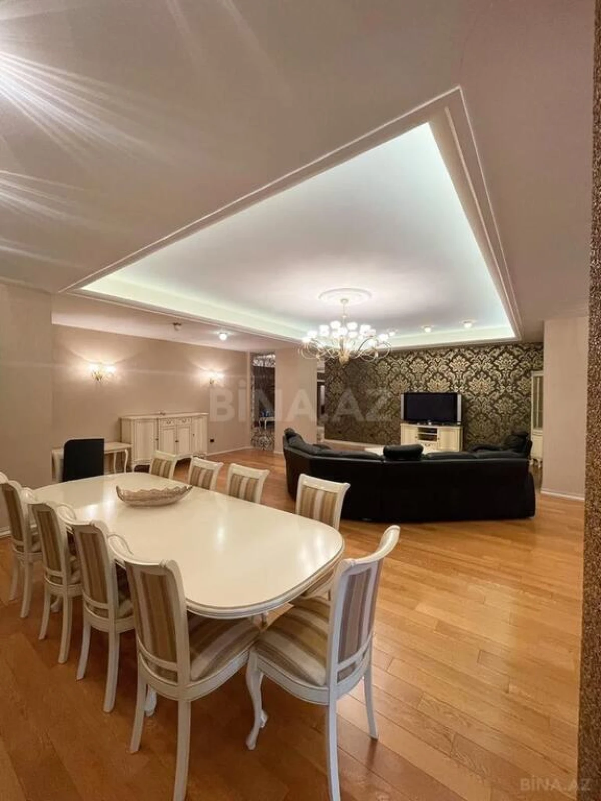 Satılır 4 otaqlı mənzil 231 m²