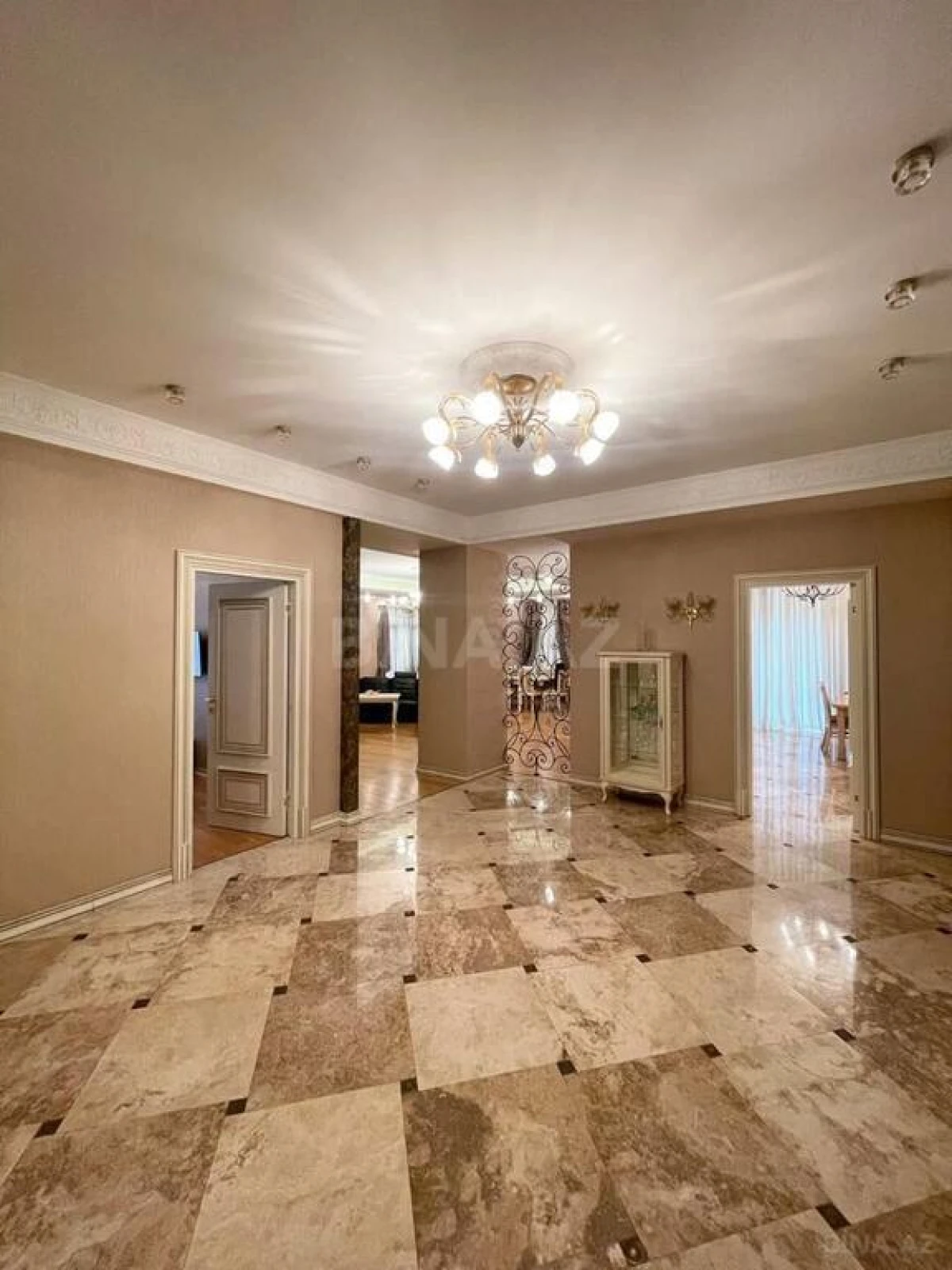 Satılır 4 otaqlı mənzil 231 m²