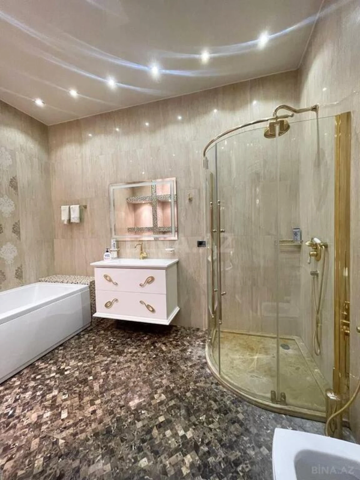 Satılır 4 otaqlı mənzil 231 m²